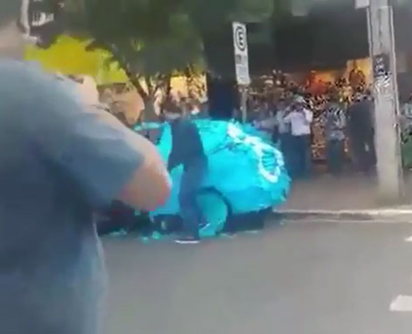 بالفيديو- ركن سيارته في مكان مخصص لذوي الحالات الخصة ... وهذا كان جزاؤه